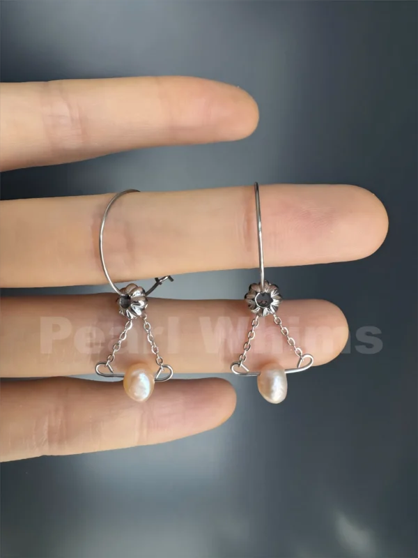 Balance-pearl-whims-designed-original-baroque-pearl-earrings-close look
