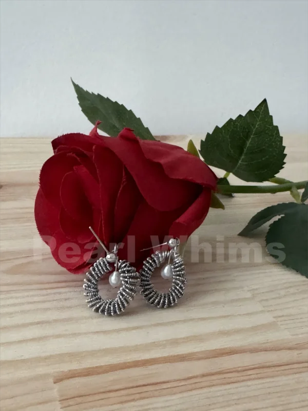 Pearl Whims Burshes Earring with a Rose
