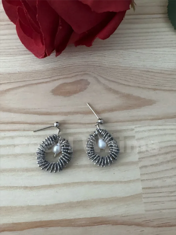 Pearl Whims Brushes-Earring on the wooden table